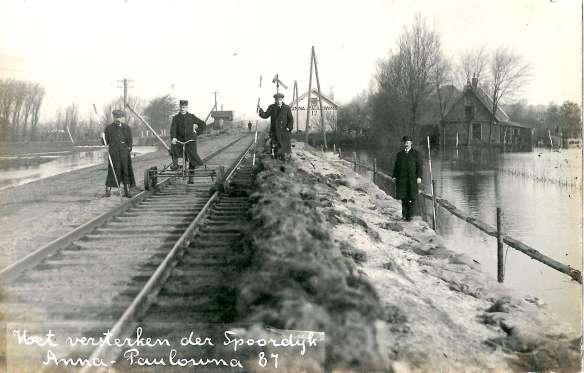 Versterking van de spoordijk nabij Anna Paulowna na de watersnood van 1916. Foto: collectie Jan de Graaf
