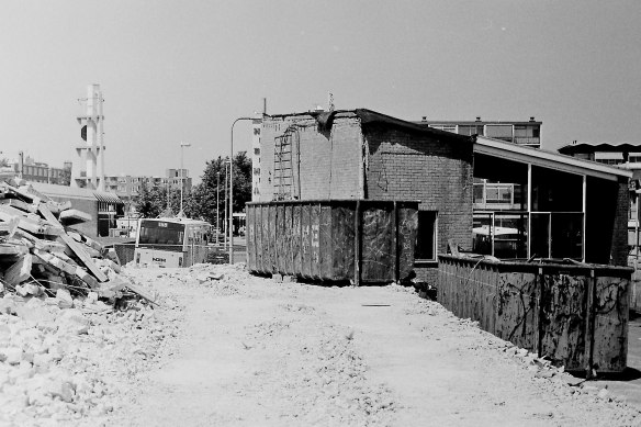 De sloop van de goederenloods bij station Den Helder in 1993. Foto: Jan de Graaf