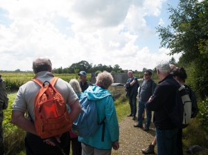 Klaas Pater (met blauwe pet) geeft uitleg over de polders rond Vinkeveen.
